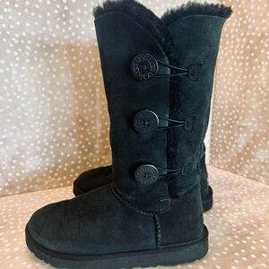 UGG Bailey Button Triplet II black suede shearling boot size 7 Sheepskin